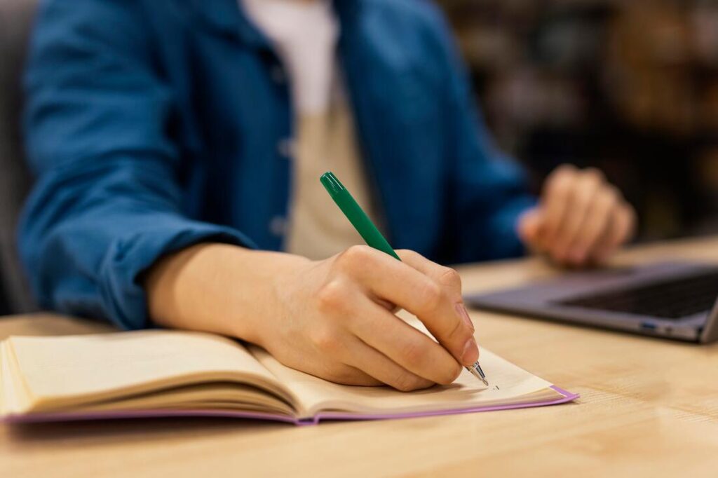 menino-estudando-na-biblioteca-da-universidade_orig